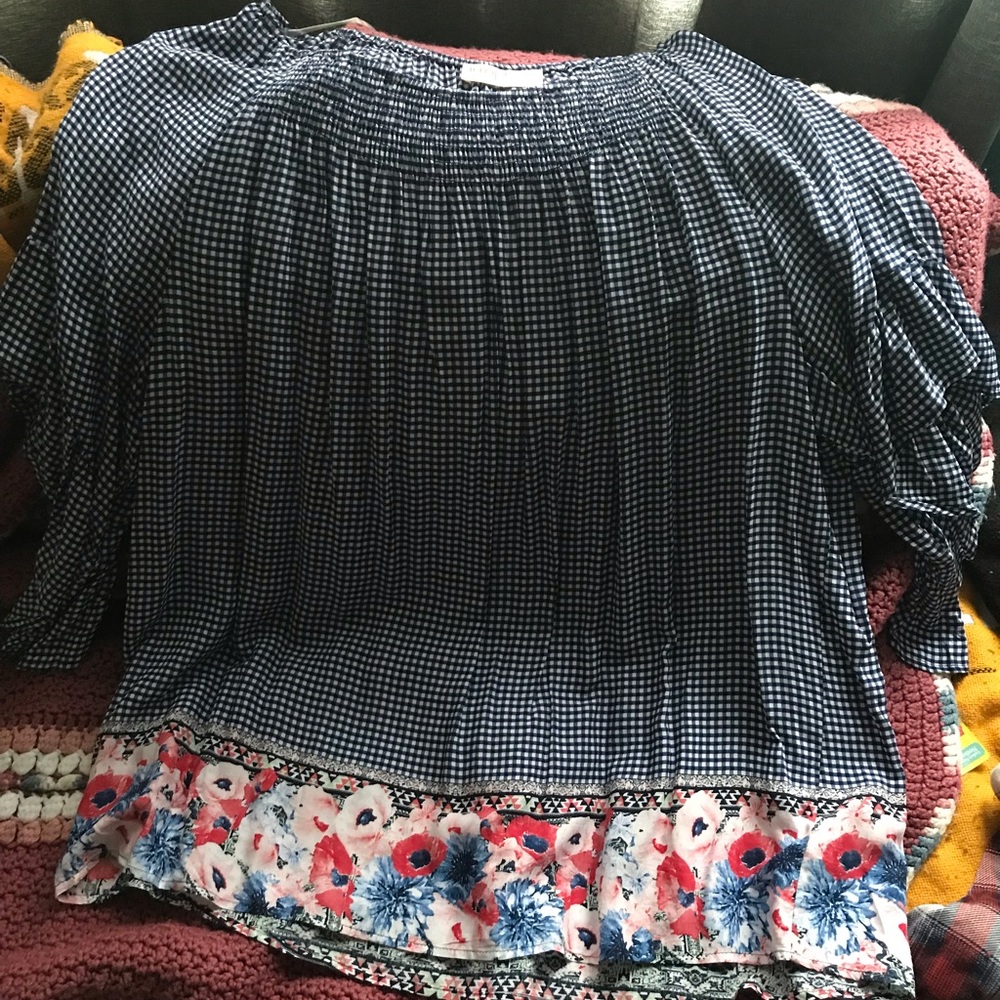 Pretty, Flowing 3/4 bell sleeves tunic blouse